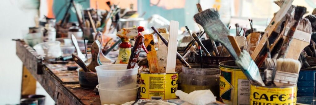 Matériel artistique dans un atelier de la ville de Paris