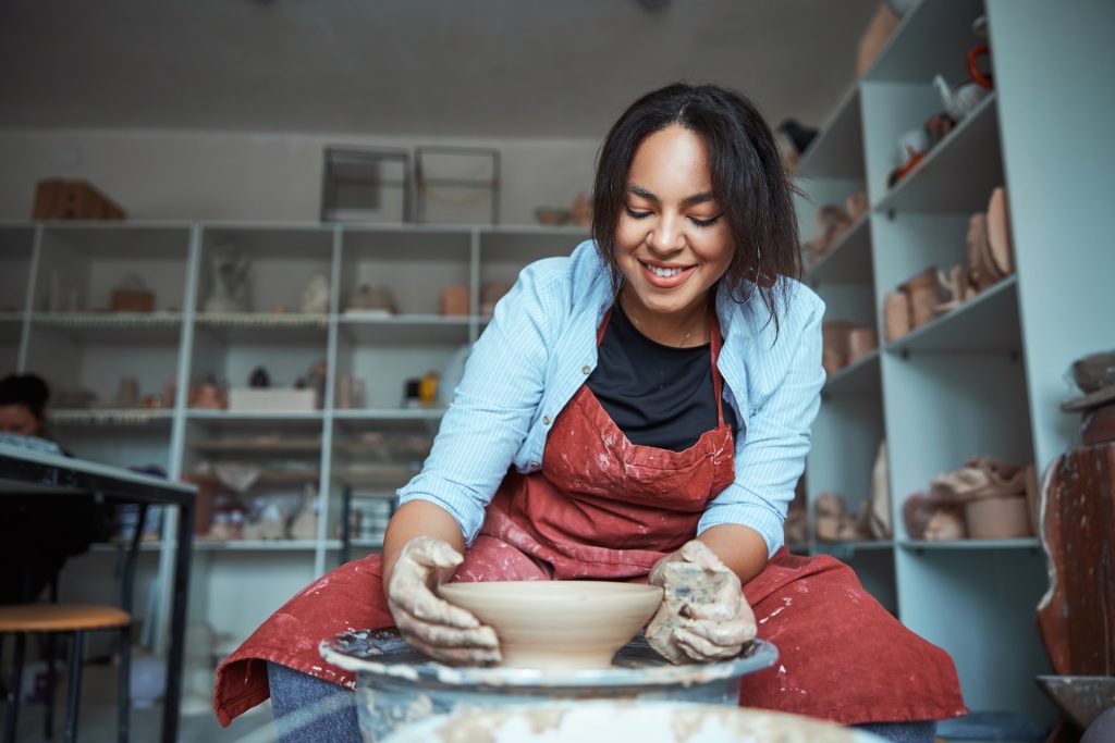 Femme ceramiste dans son atelier de creation.